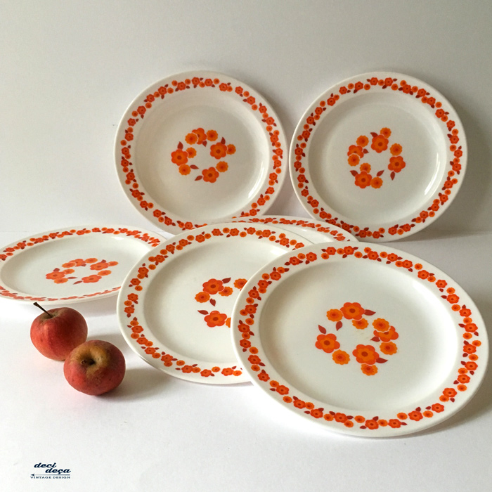 10 petites assiettes à fleurs rouges & orange, Arcopal - Début de Série